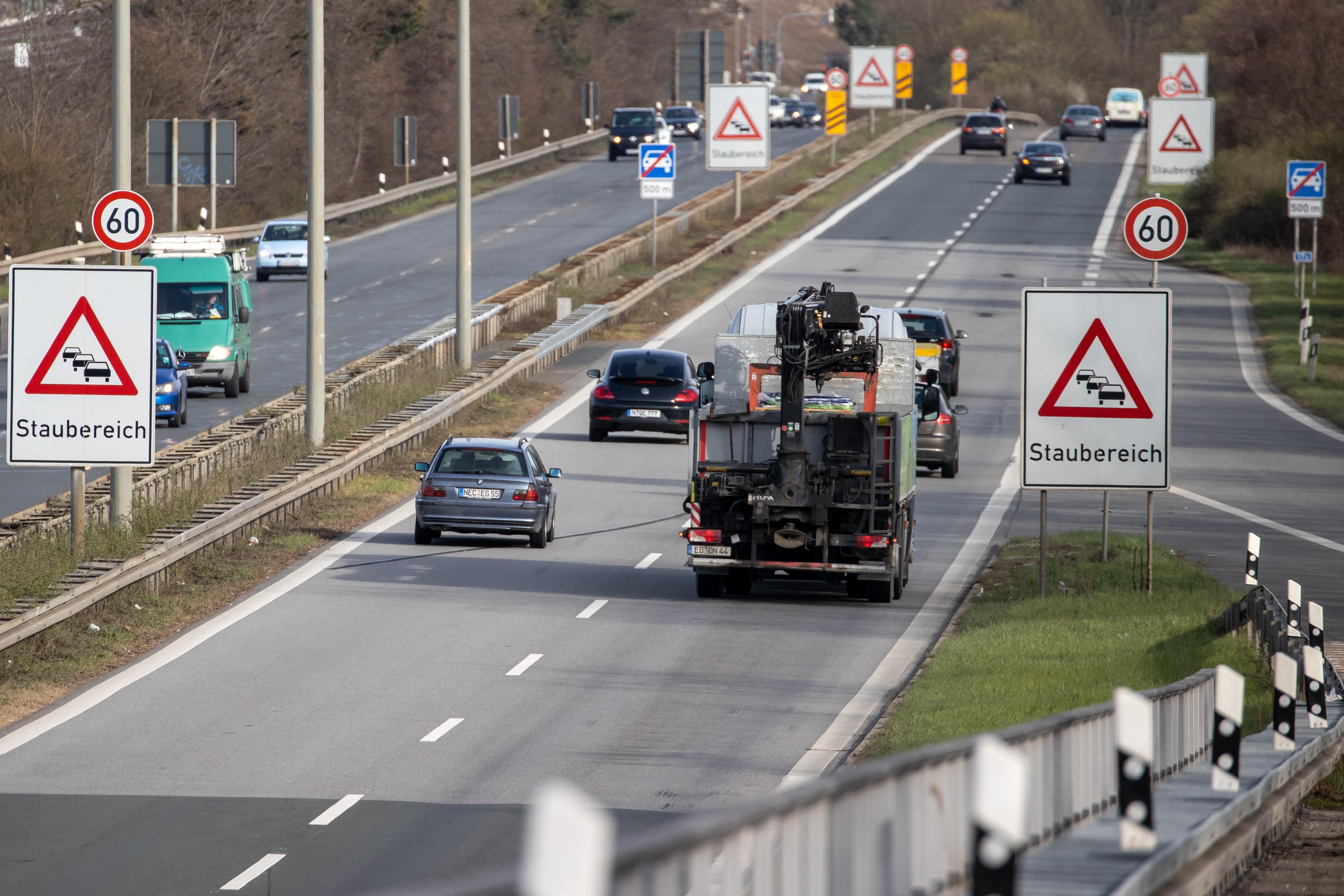 Autos und Lkw auf dem Frankenschnellweg, am Straßenrand warnen Schilder vor Stau.