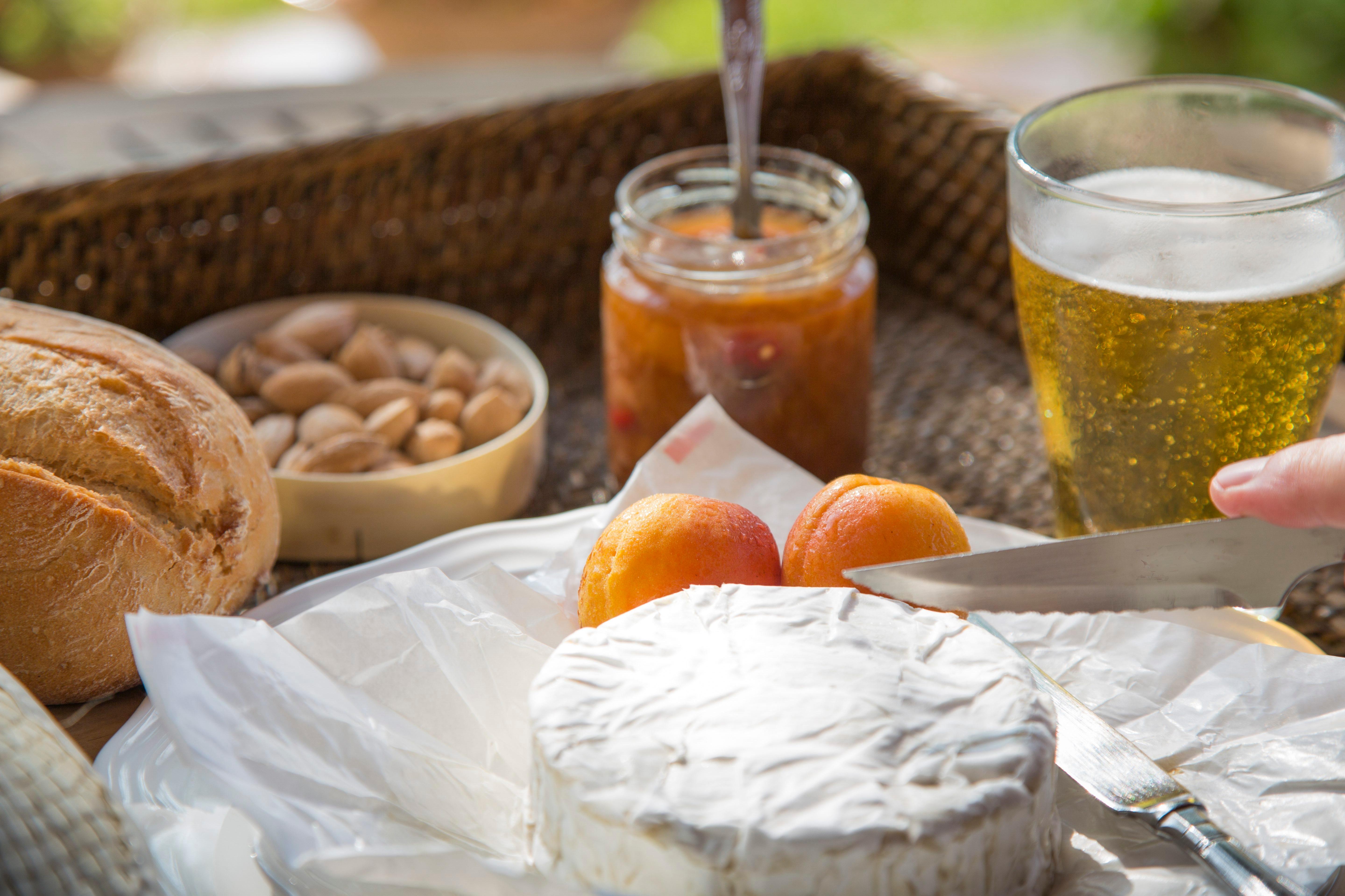Camembert wird geschnitten