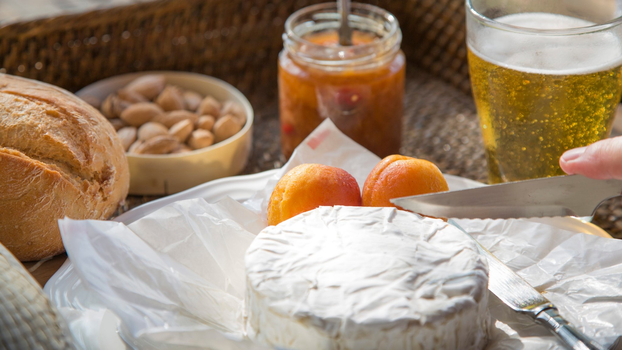 Camembert wird geschnitten