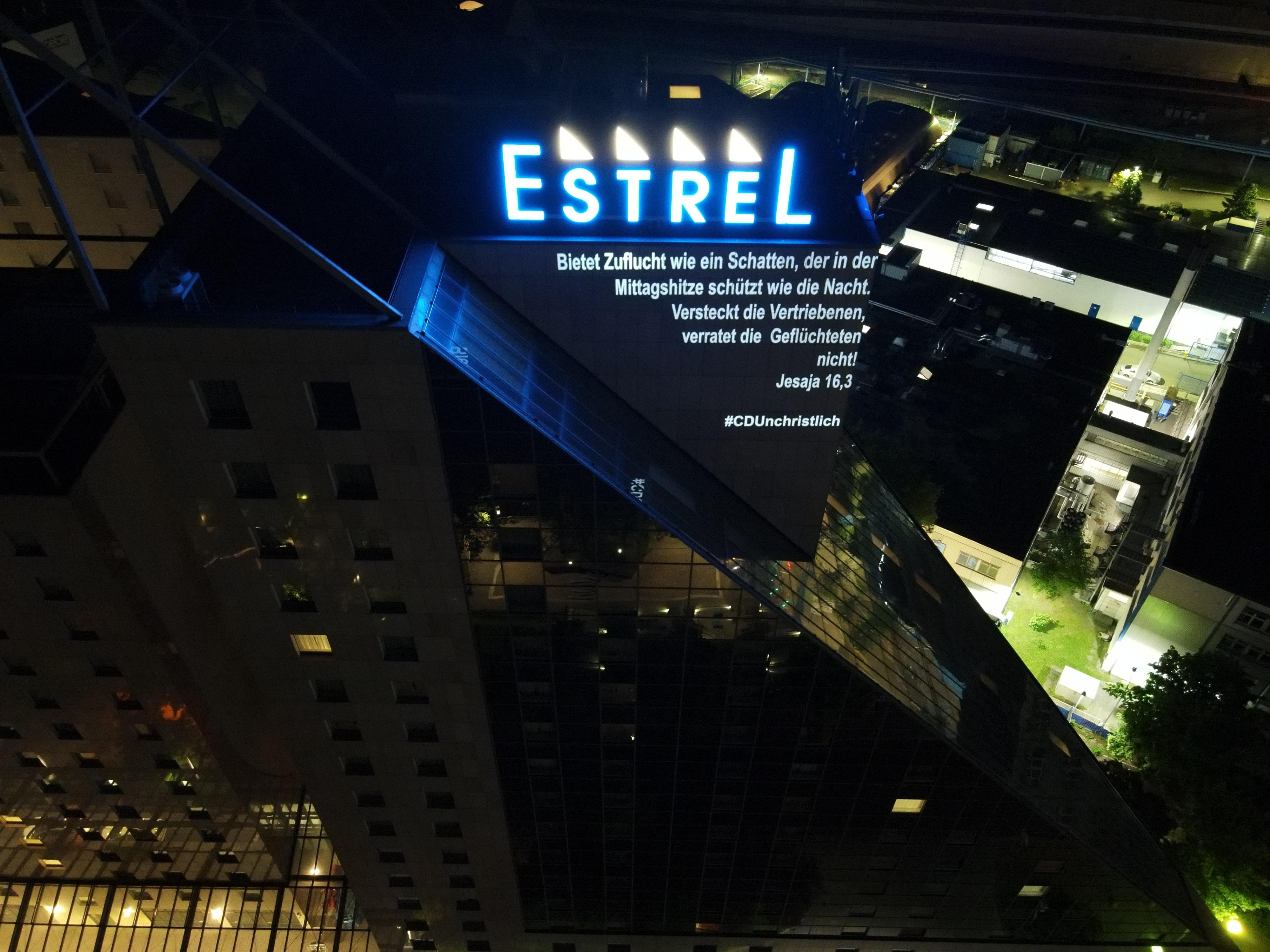 #CDUnchristlich steht auf dem Tagungshotel des CDU-Parteitags. Es ist eine Protestaktion von Theologen gegen die geplante Migrationspolitik.