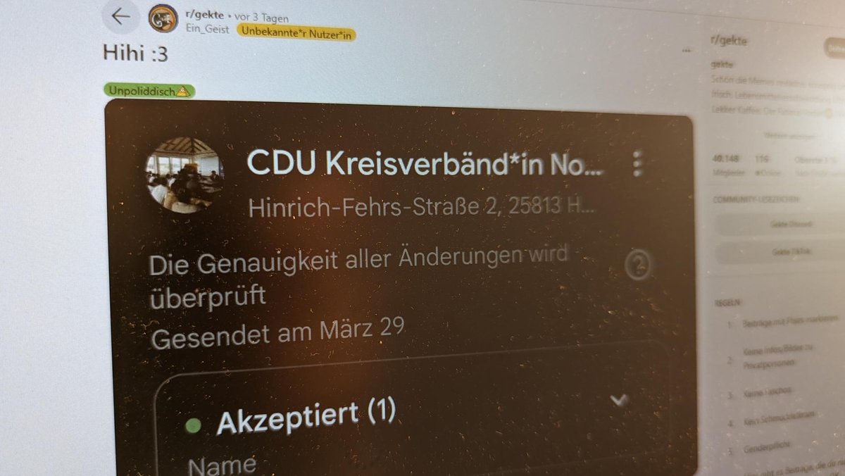 Mit diesem Post hat alles angefangen: auf Reddit teilen Nutzer Screenshots von gegenderten Google Maps Einträgen zu Standorten von CSU und CDU