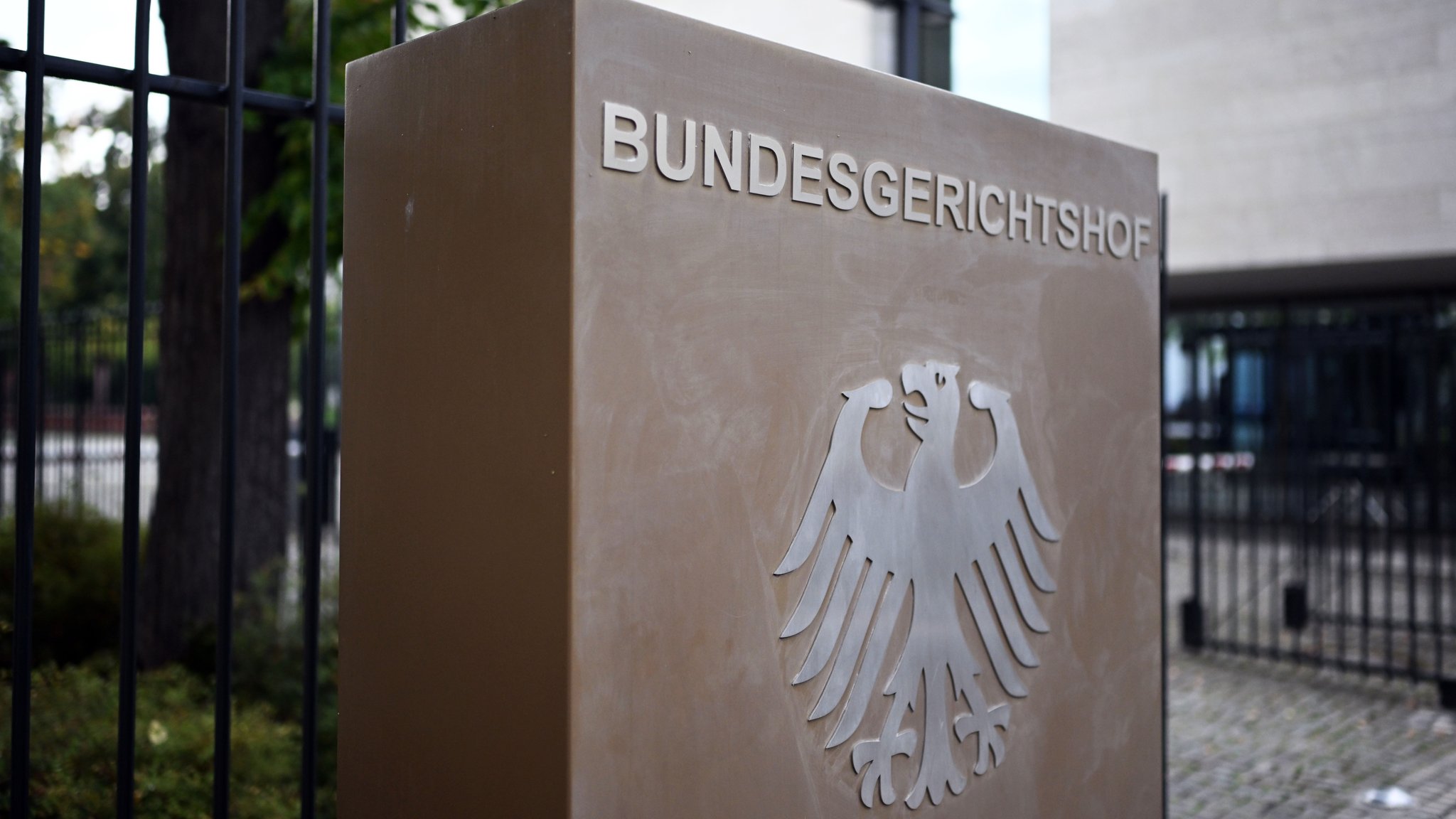 Hinweisschild mit Bundesadler und der Aufschrift Bundesgerichtshof in Karlsruhe