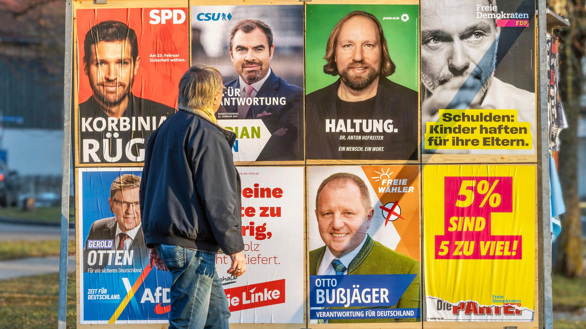 Deutschland, Landkreis München, Januar 2025, Plakatwand mit Wahlplakaten zur Bundestagswahl am 23. Februar,