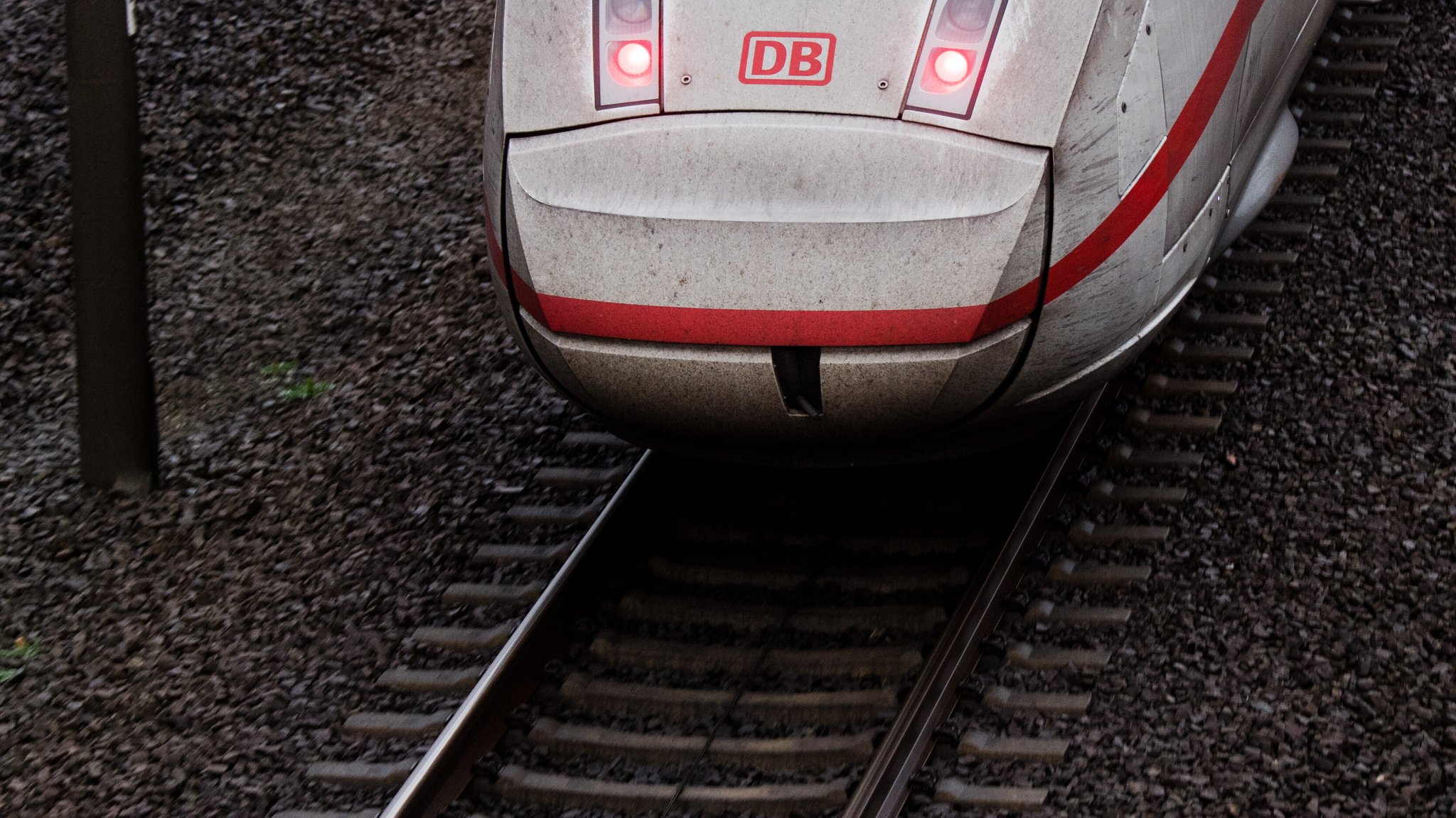 Ein ICE auf der Bahnstrecke Hannover-Göttingen. (Archivbild von 2018) | Bild: picture alliance/dpa | Julian Stratenschulte Ein ICE auf der Bahnstrecke Hannover-Göttingen. (Archivbild von 2018)