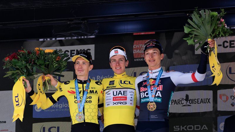 Florian Lipowitz (r.) auf dem Podium neben Tadej Pogacar und Jonas Vingegaard beim Critérium du Dauphiné. | Bild: picture-alliance/dpa Florian Lipowitz (r.) auf dem Podium neben Tadej Pogacar und Jonas Vingegaard beim Critérium du Dauphiné.