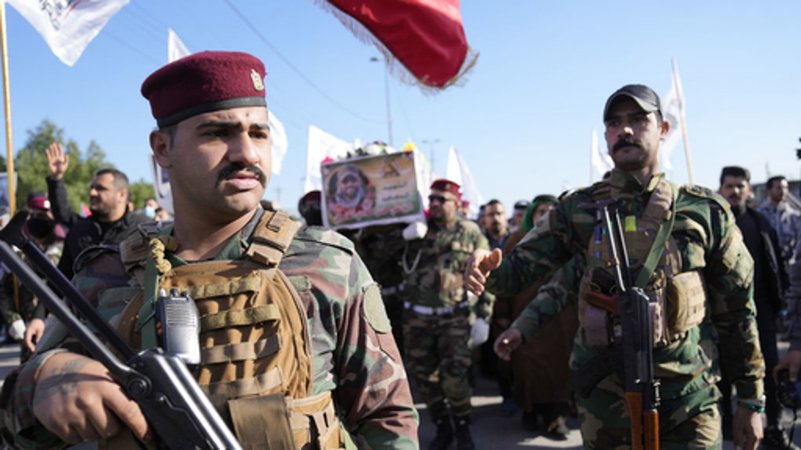Mitglieder einer irakischen schiitischen militanten Gruppe tragen Ende 2023 den Sarg eines Kämpfers der Hisbollah-Miliz Kataib, der bei einem US-Luftangriff in der Provinz Babil getötet wurde.