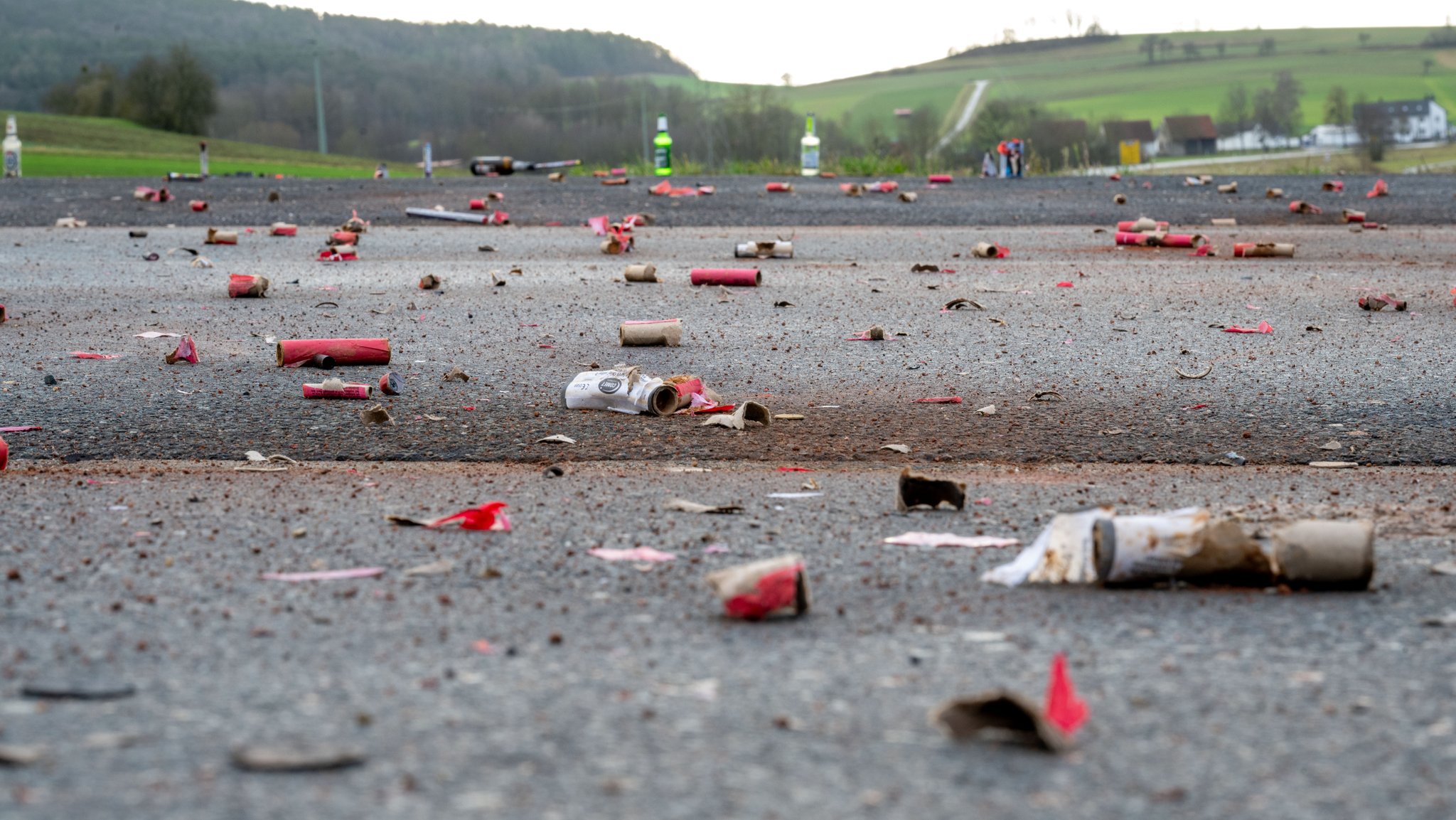 Raketenreste und Flaschen auf einer Straße