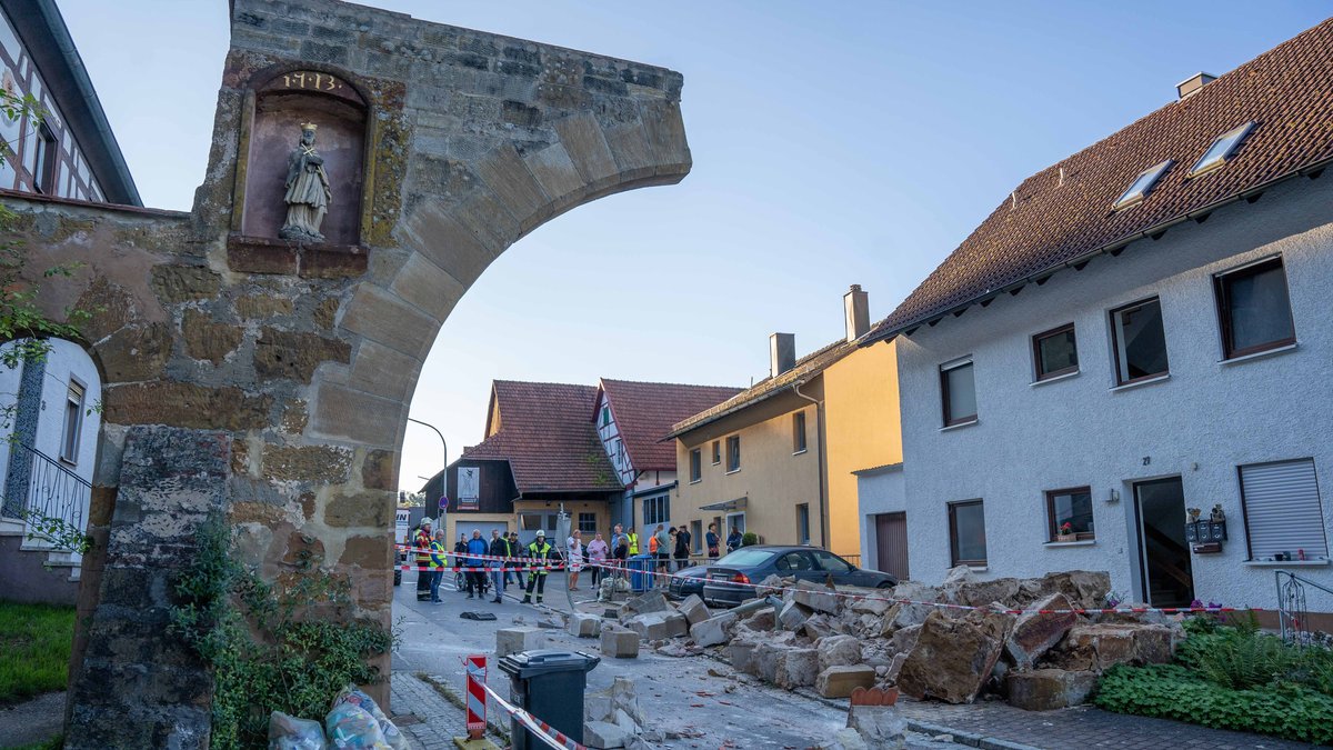 Das historische Tor von Gnadenberg im Kreis Neumarkt ist zerstört: Überall liegen Trümmer herum. 