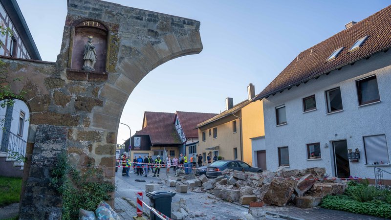 Das historische Tor von Gnadenberg im Kreis Neumarkt ist zerstört: Überall liegen Trümmer herum. 