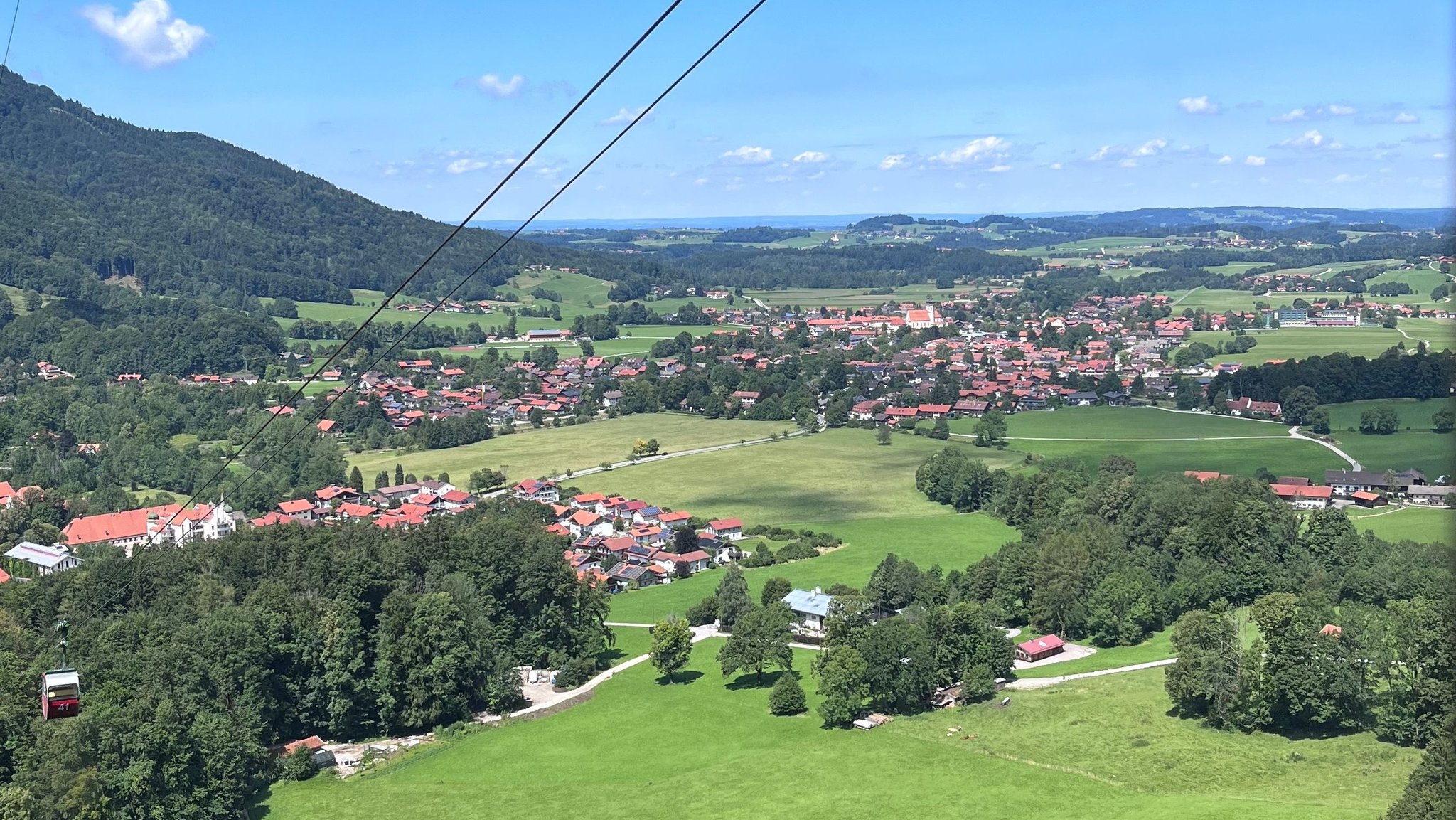 Der Ausblick von der Kampenwandseilbahn auf Aschau und den Chiemgau. | Bild: Dagmar Bohrer Glas/ Bayerischer Rundfunk 2026 Der Ausblick von der Kampenwandseilbahn auf Aschau und den Chiemgau.