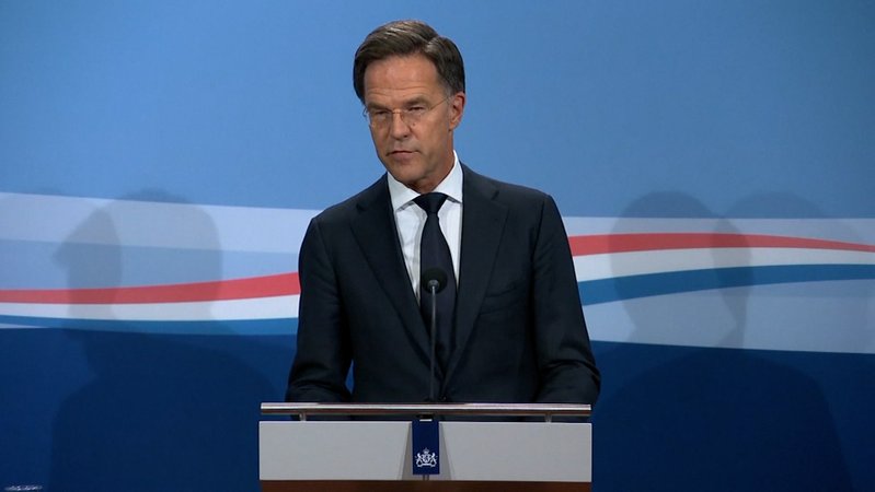 Der niederländische Ministerpräsident Mark Rutte gibt seinen Rücktritt und den seiner Regierung bekannt.