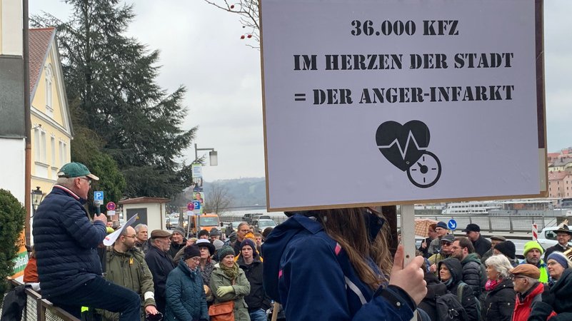 Anwohner am "Anger" in Passau demonstrieren gegen zu viel Verkehr