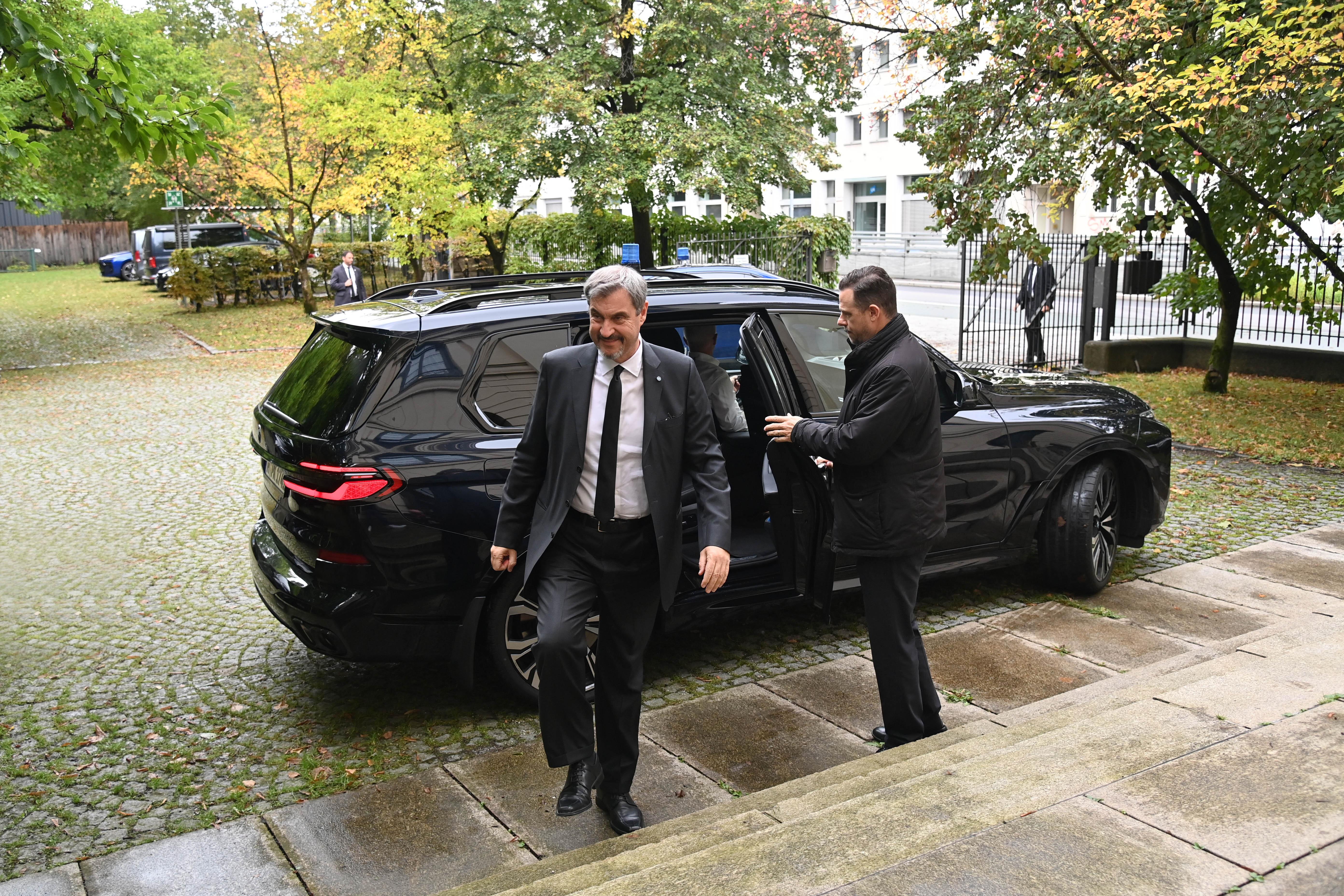 Bayerns Ministerpräsident und CSU-Chef Markus Söder steigt aus seinem Dienstwagen