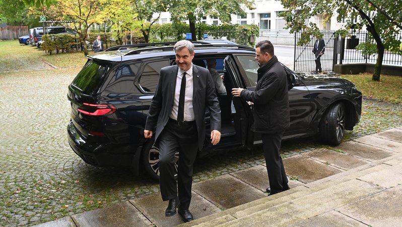 Bayerns Ministerpräsident und CSU-Chef Markus Söder steigt aus seinem Dienstwagen | Bild: picture alliance / SvenSimon | Frank Hoermann/SVEN SIMON Bayerns Ministerpräsident und CSU-Chef Markus Söder steigt aus seinem Dienstwagen