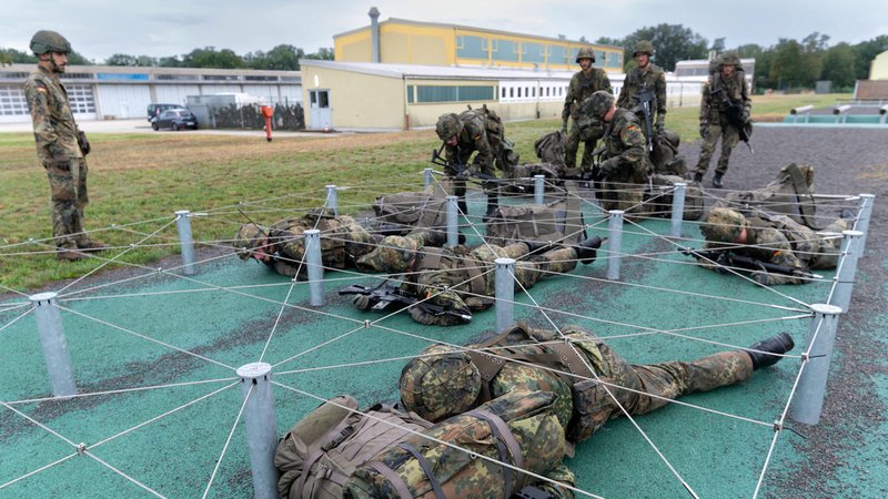 Grundausbildung beim Luftwaffenausbildungsbataillon der Bundeswehr in Germersheim | Bild: picture alliance / SZ Photo | Rainer Unkel Grundausbildung beim Luftwaffenausbildungsbataillon der Bundeswehr in Germersheim