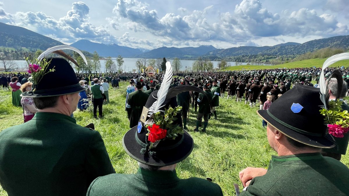 Tausende Gebirgsschützen feiern Patronatstag am Tegernsee