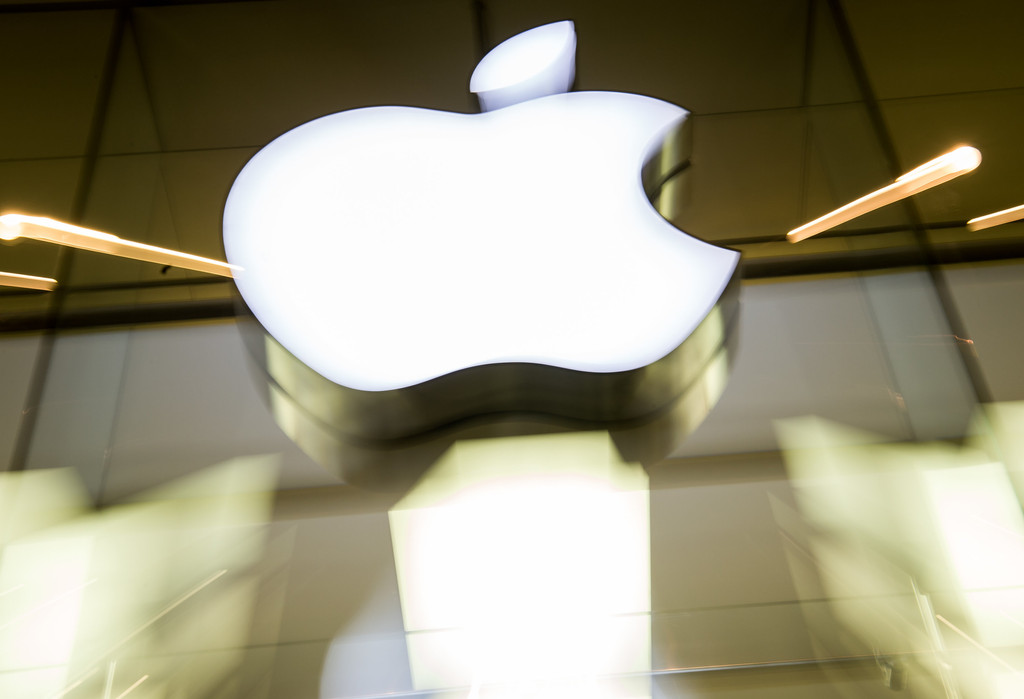 ARCHIV - 17.02.2016, Bayern, München: Das Apple-Logo leuchtet an der Fassade des Apple-Store.