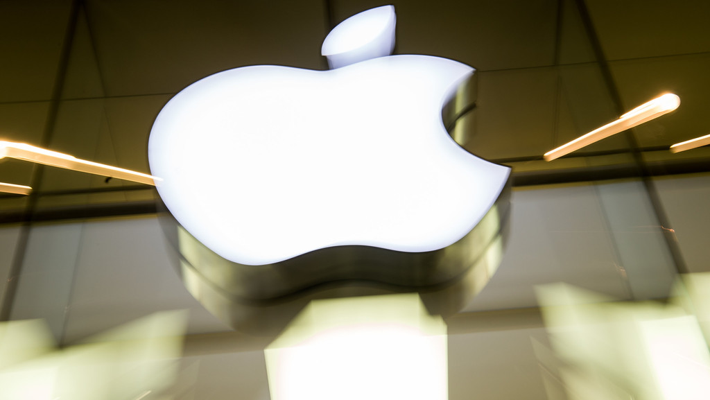 ARCHIV - 17.02.2016, Bayern, München: Das Apple-Logo leuchtet an der Fassade des Apple-Store.