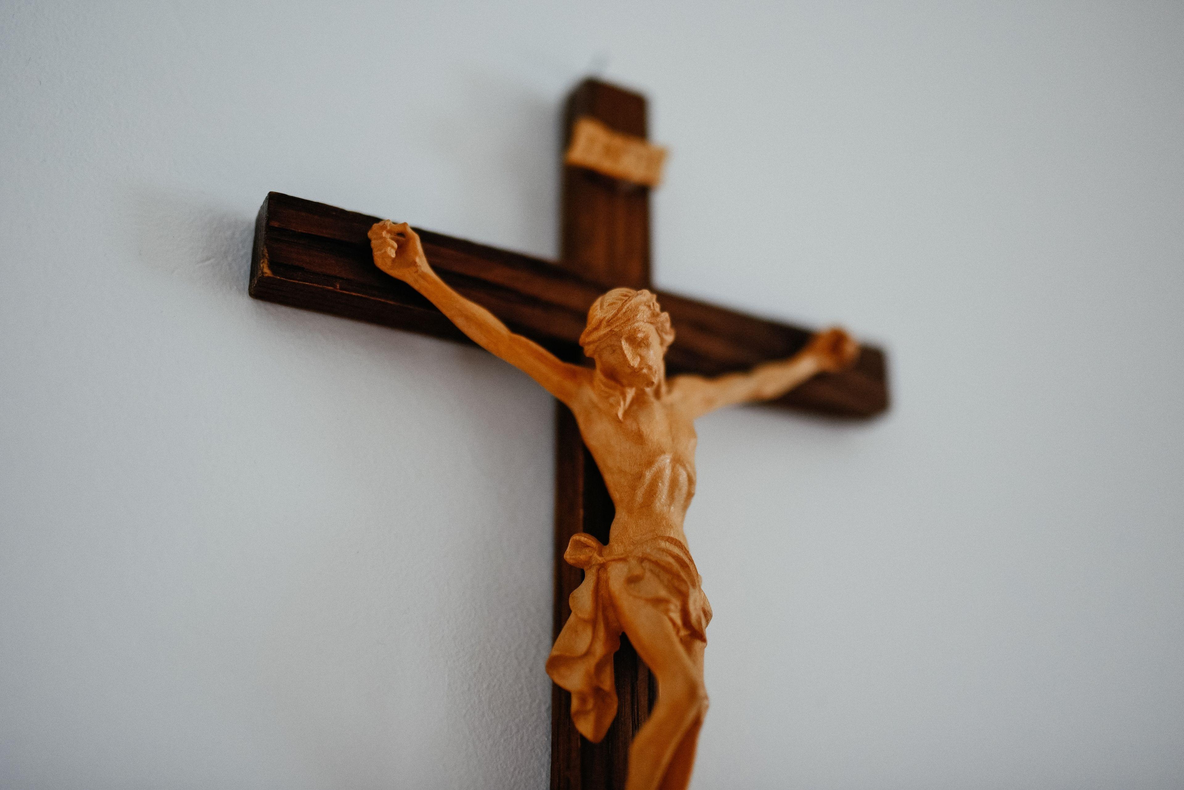 Ein Kreuz an der Wand. (Symbolbild)