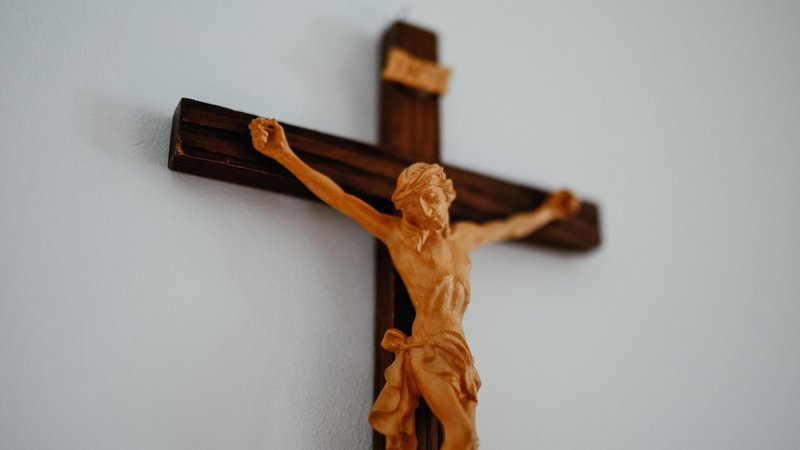 Ein Kreuz an der Wand. (Symbolbild) | Bild: BR/Julia Müller Ein Kreuz an der Wand. (Symbolbild)