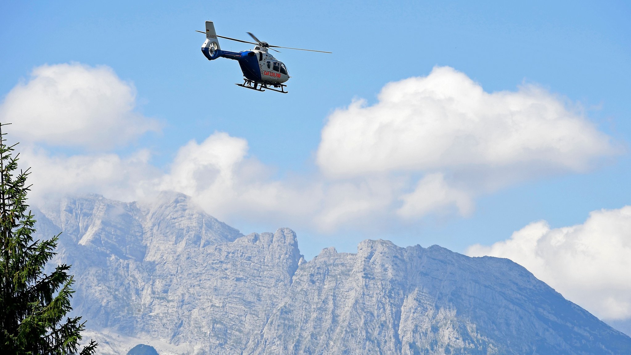 ARCHIV - 09.08.2022, Bayern, Straßwalchen: Ein Hubschrauber der Polizei fliegt über die Berchtesgadener Berge. (zu dpa: «19-Jähriger aus Bayreuth stirbt nach Absturz in den Bergen») Foto: Uwe Lein/dpa +++ dpa-Bildfunk +++ | Bild: dpa-Bildfunk/Uwe Lein ARCHIV - 09.08.2022, Bayern, Straßwalchen: Ein Hubschrauber der Polizei fliegt über die Berchtesgadener Berge. (zu dpa: «19-Jähriger aus Bayreuth stirbt nach Absturz in den Bergen») Foto: Uwe Lein/dpa +++ dpa-Bildfunk +++