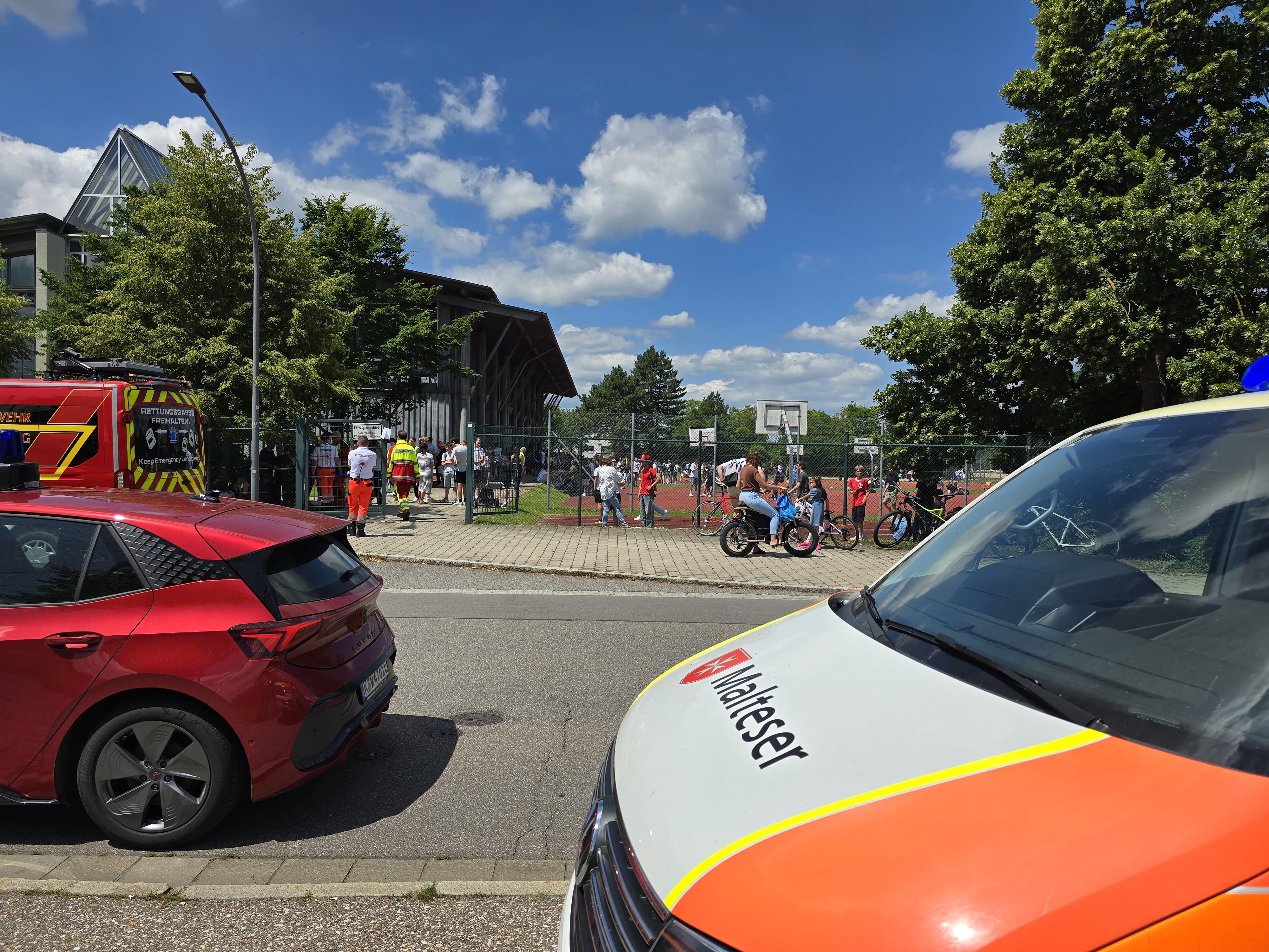 Einsatzkräfte vor dem Gymnasium in Neutraubling