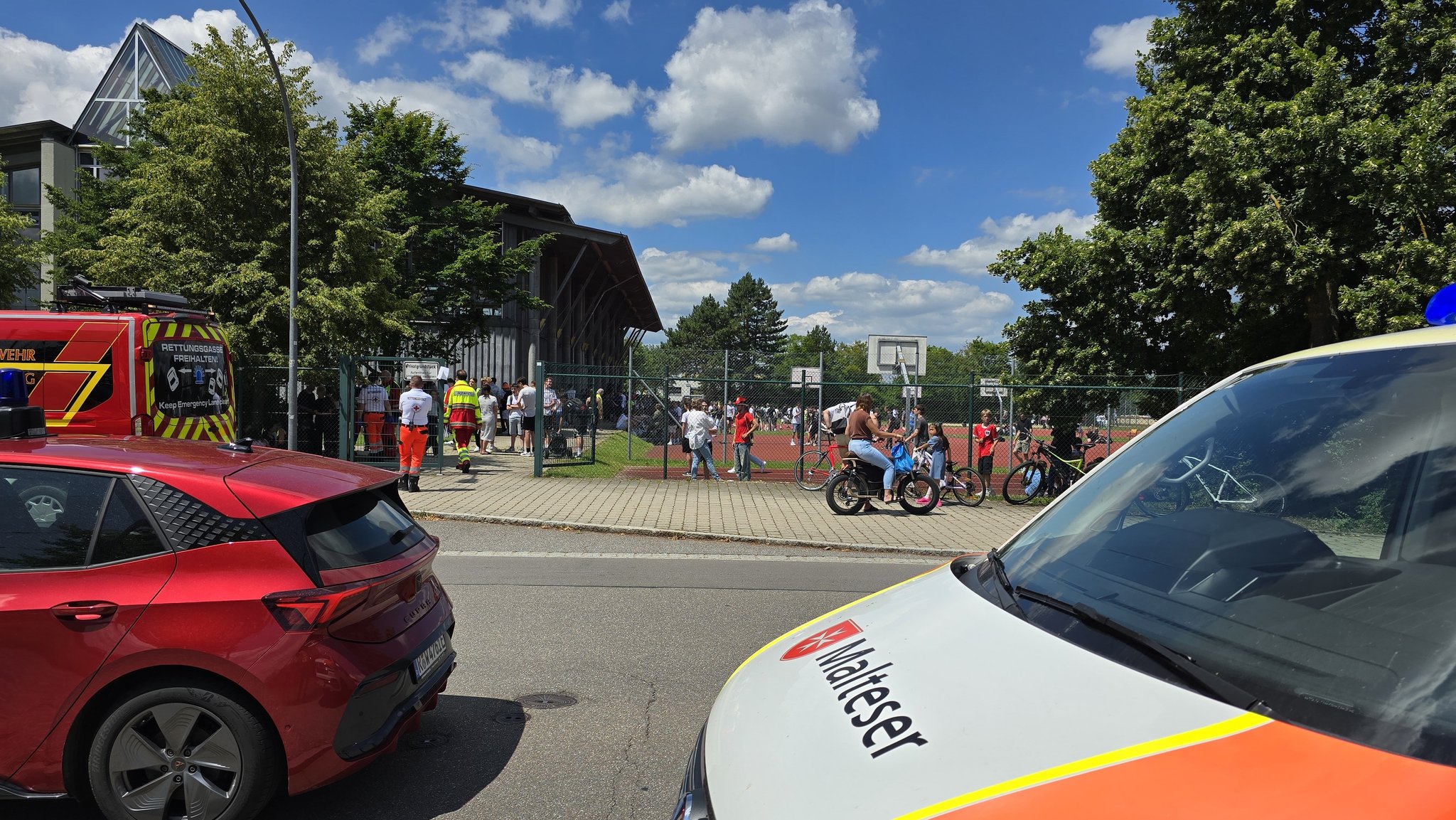 Einsatzkräfte vor dem Gymnasium in Neutraubling