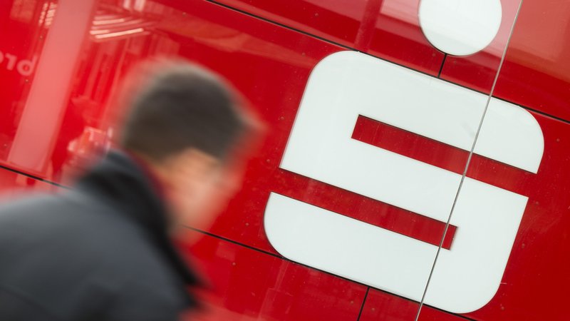 Sparkassen-Logo | Bild: dpa-Bildfunk/Julian Stratenschulte Sparkassen-Logo