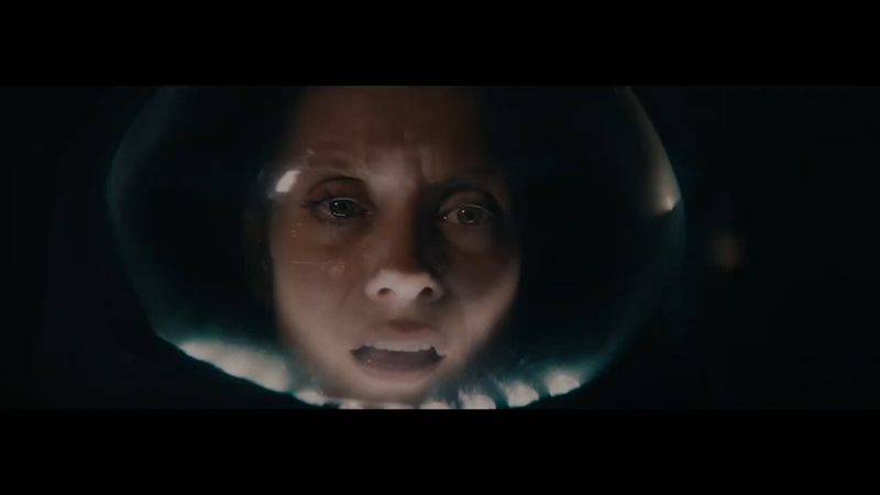 Nahaufnahme einer Astronautin, die erschrocken durch das Visier ihres Raumanzuges guckt: Filmszene aus "3022"