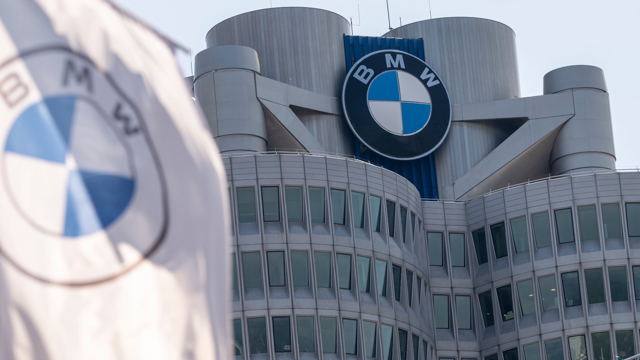BMW Hochhauszentrale in München | Bild: dpa-Bildfunk/Peter Kneffel BMW Hochhauszentrale in München