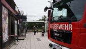Feuerwehrleute sichern den Bahnsteig am Bahnhof in Osterhofen. | Bild:W. Zechbauer/Zema-Medien