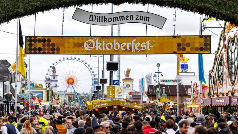 ARCHIV (05.10.2025). Symbolbild eingang Oktoberfest. Zahlreiche Besucher gehen am 05.10.2025 am frühen Morgen kurz nach der ffnung durch das Tor vom Haupteingang auf das 190. Oktoberfest auf der Theresienwiese in München (Bayern, Deutschland), während im Hintergrund die Bierzelte (Festzelte) der Brauereien und das Riesenrad zu sehen sind. | Bild: picture alliance/dpa | Matthias Balk ARCHIV (05.10.2025). Symbolbild eingang Oktoberfest. Zahlreiche Besucher gehen am 05.10.2025 am frühen Morgen kurz nach der ffnung durch das Tor vom Haupteingang auf das 190. Oktoberfest auf der Theresienwiese in München (Bayern, Deutschland), während im Hintergrund die Bierzelte (Festzelte) der Brauereien und das Riesenrad zu sehen sind.