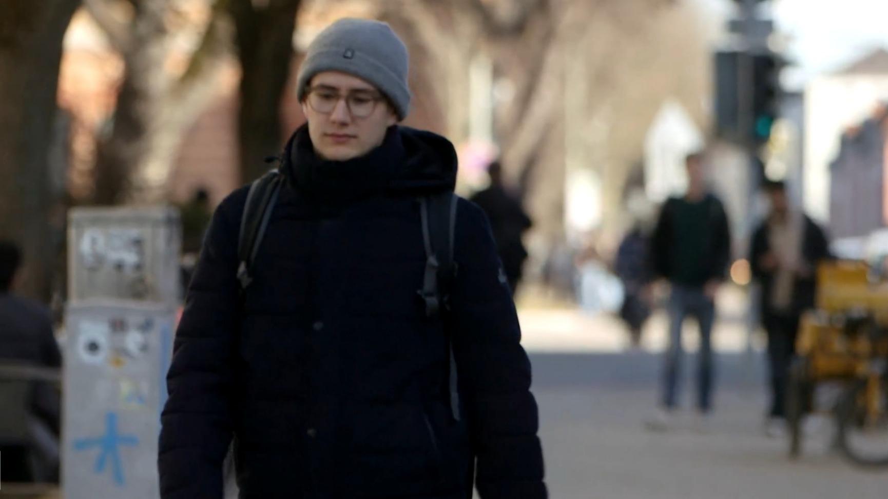 Für Felix bedeutete Studieren zu Beginn der Corona-Krise vor allem Einsamkeit. Inzwischen hat er die Schwierigkeiten überwunden und schreibt seine Bachelor-Arbeit.