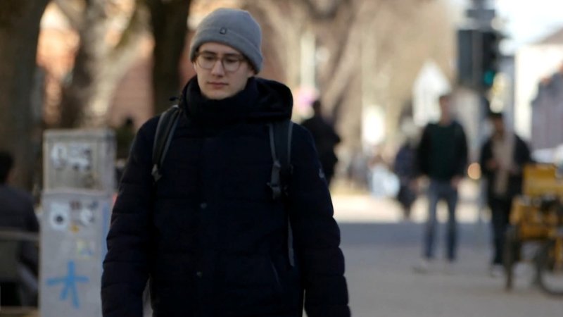 Für Felix bedeutete Studieren zu Beginn der Corona-Krise vor allem Einsamkeit. Inzwischen hat er die Schwierigkeiten überwunden und schreibt seine Bachelor-Arbeit. | Bild: Bayerischer Rundfunk 2026 Für Felix bedeutete Studieren zu Beginn der Corona-Krise vor allem Einsamkeit. Inzwischen hat er die Schwierigkeiten überwunden und schreibt seine Bachelor-Arbeit.