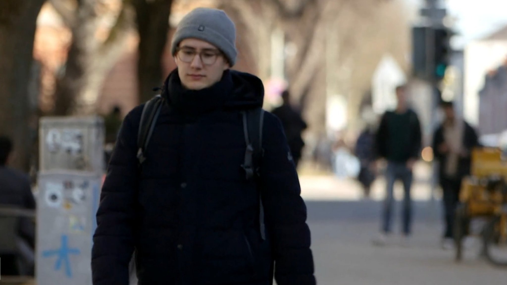 Für Felix bedeutete Studieren zu Beginn der Corona-Krise vor allem Einsamkeit. Inzwischen hat er die Schwierigkeiten überwunden und schreibt seine Bachelor-Arbeit.