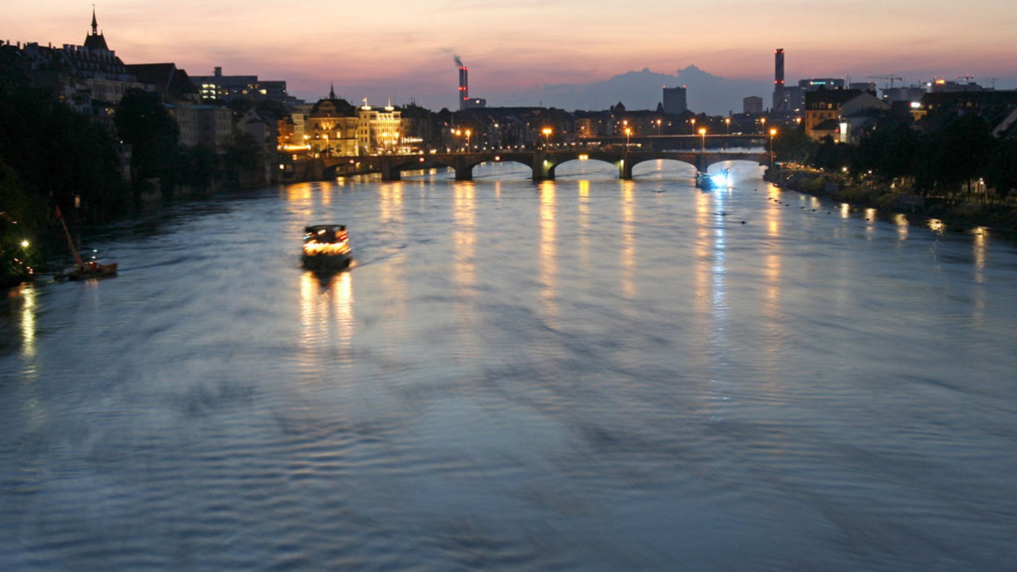 Der Rhein fließt durch Basel.