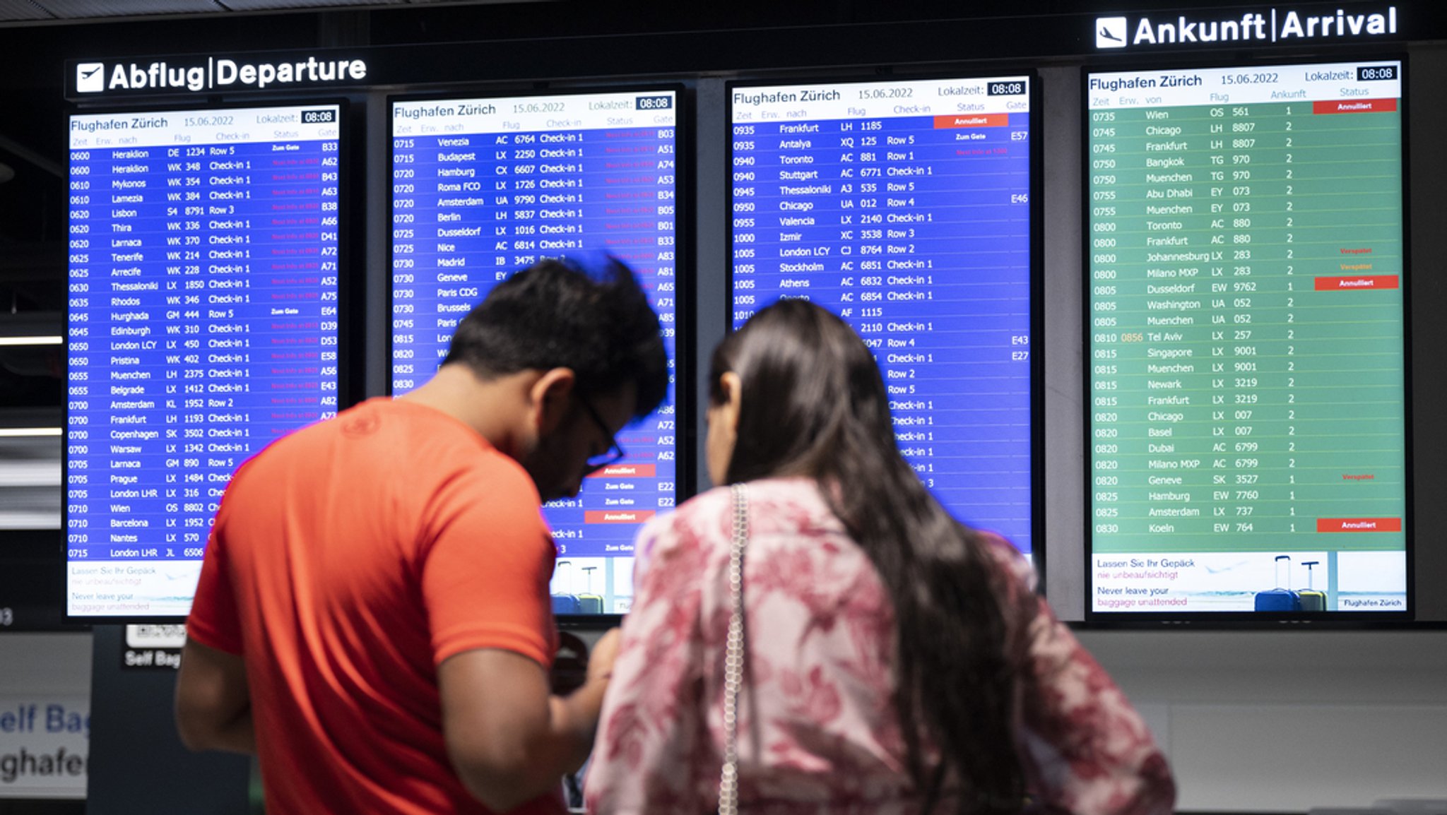 15.06.2022, Schweiz, Winterthur: Fluggäste warten vor einer Anzeigetafel auf dem Flughafen in Zürich. Wegen einer Der Schweizer Luftraum ist am Morgen für Verkehrsflugzeuge gesperrt worden. Grund war eine technische Störung bei der Flugsicherung, wie das zuständige Unternehmen Skyguide in Genf mitteilte.