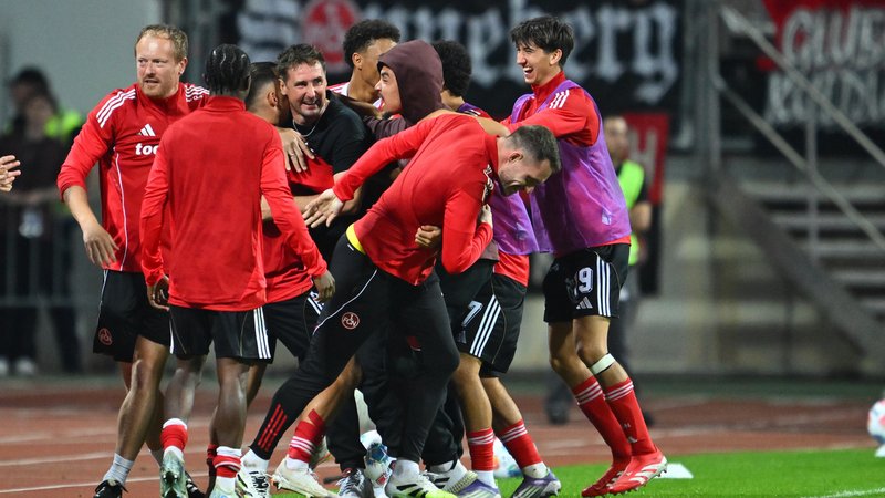 Klose jubelt mit dem 1. FC Nürnberg | Bild: picture-alliance/dpa Klose jubelt mit dem 1. FC Nürnberg