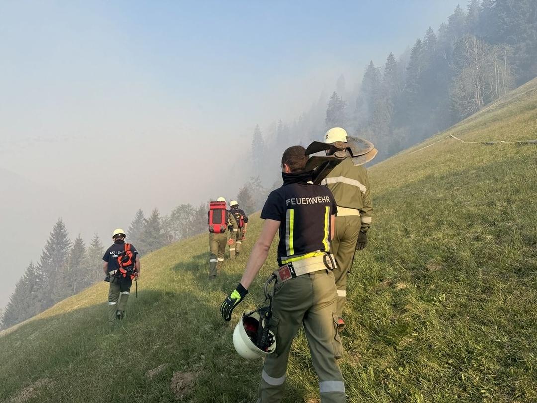 Feuerwehrleute bekämpfen den Waldbrand im Kärntner Lesachtal, 25.04.2026