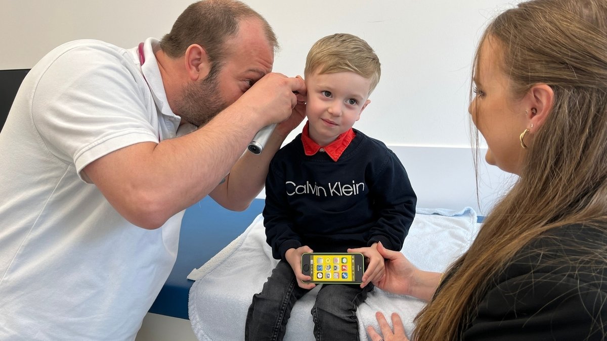 Kinderarzt Andreas Daudt untersucht den dreijährigen Caner Jamal in der neuen Kinderarztpraxis in Buchloe.