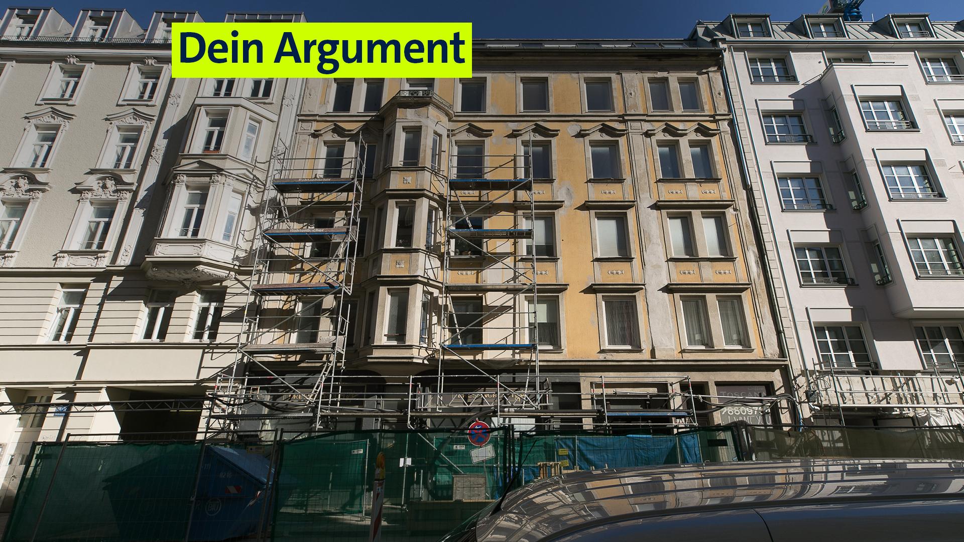 Eine Häuserfront, die gerade renoviert wird.