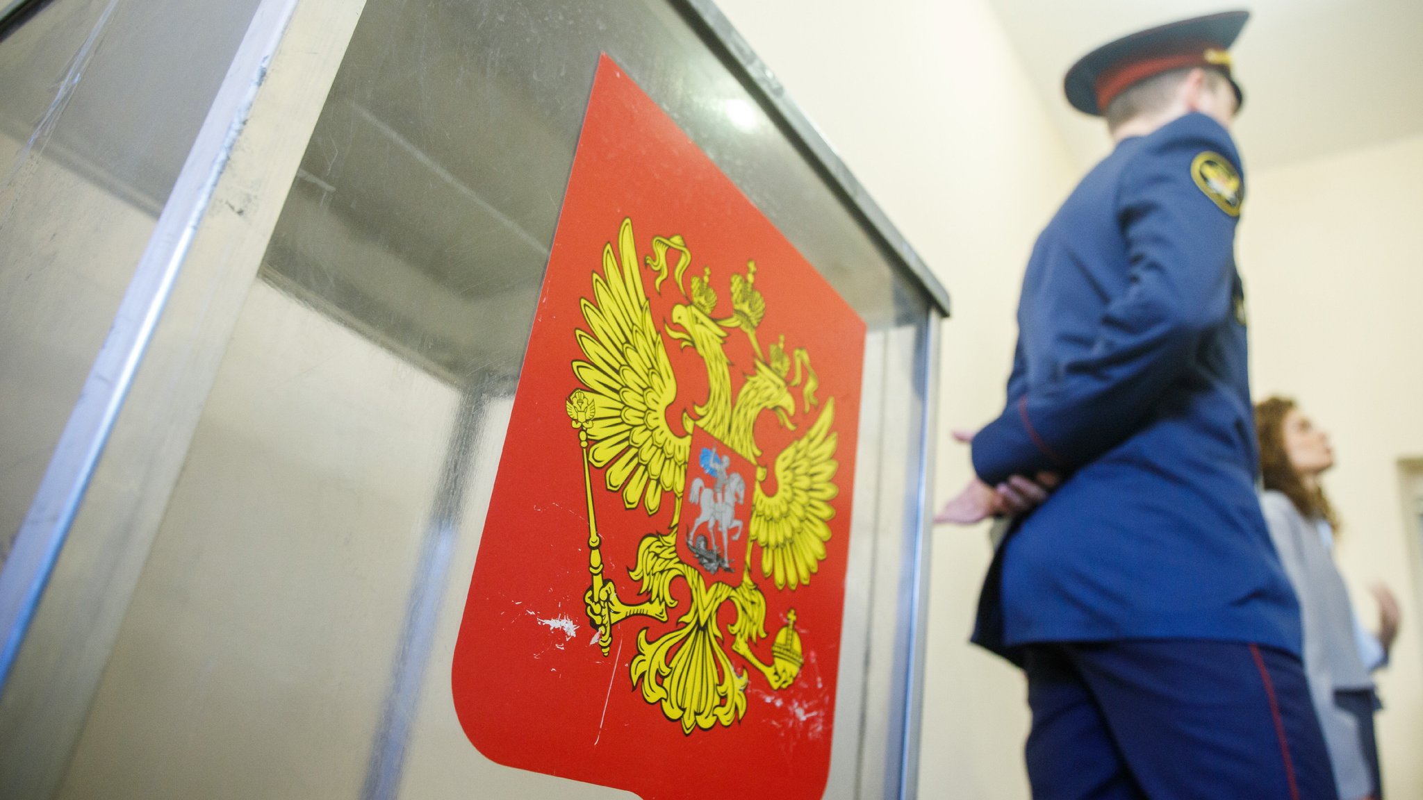 Eine Wahlstation in Russland. | Bild: picture alliance / Picvario Media | Ilya Moskovets Eine Wahlstation in Russland.