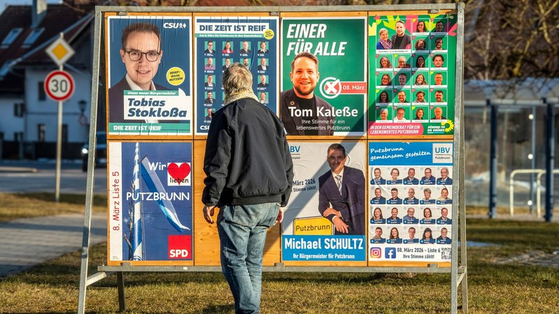 Plakatwand mit Wahlplakaten zur Kommunalwahl am 8. März