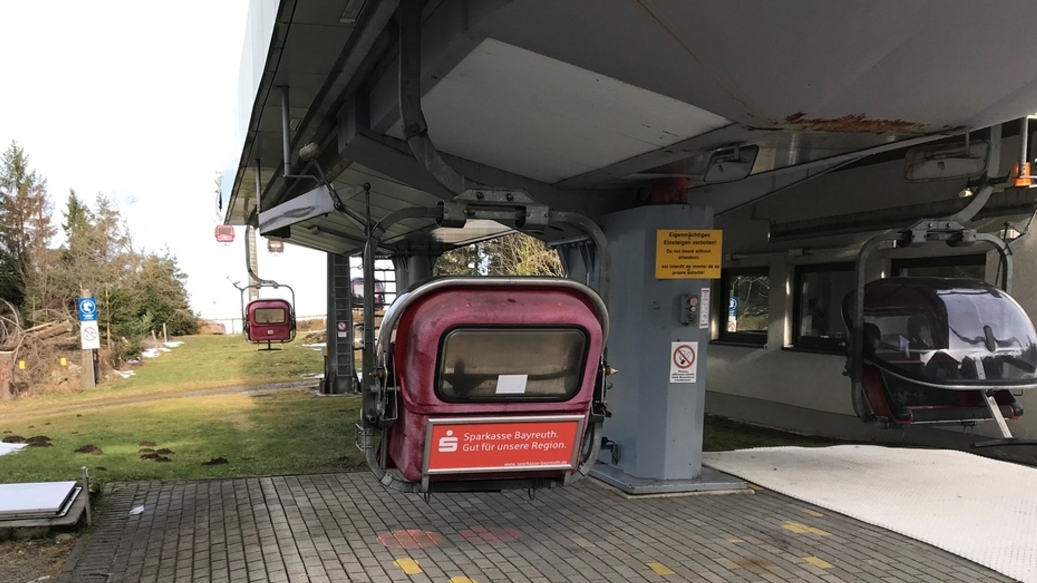 Die alte Bergstation mit Doppelsesseln.