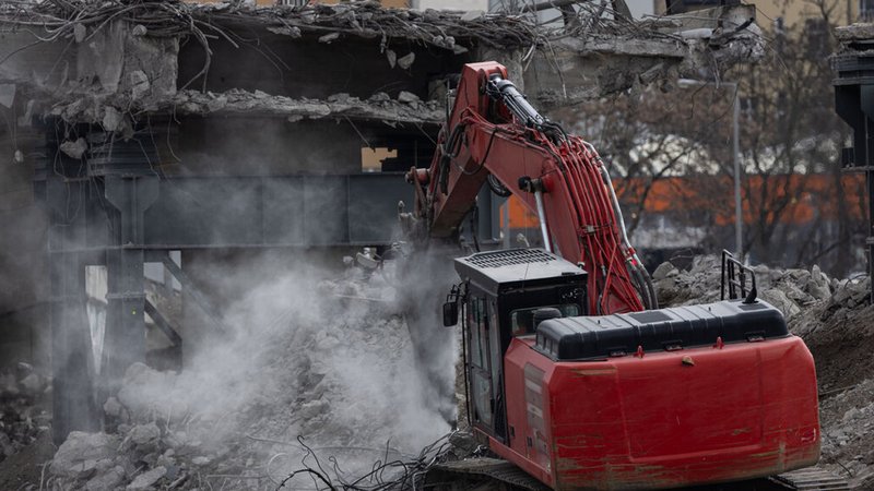 Ein Baustellenfahrzeug demontiert Teile der Westendbrücke an der A100 im Berliner Westen | Bild: dpa-Bildfunk/Hannes P Albert Ein Baustellenfahrzeug demontiert Teile der Westendbrücke an der A100 im Berliner Westen