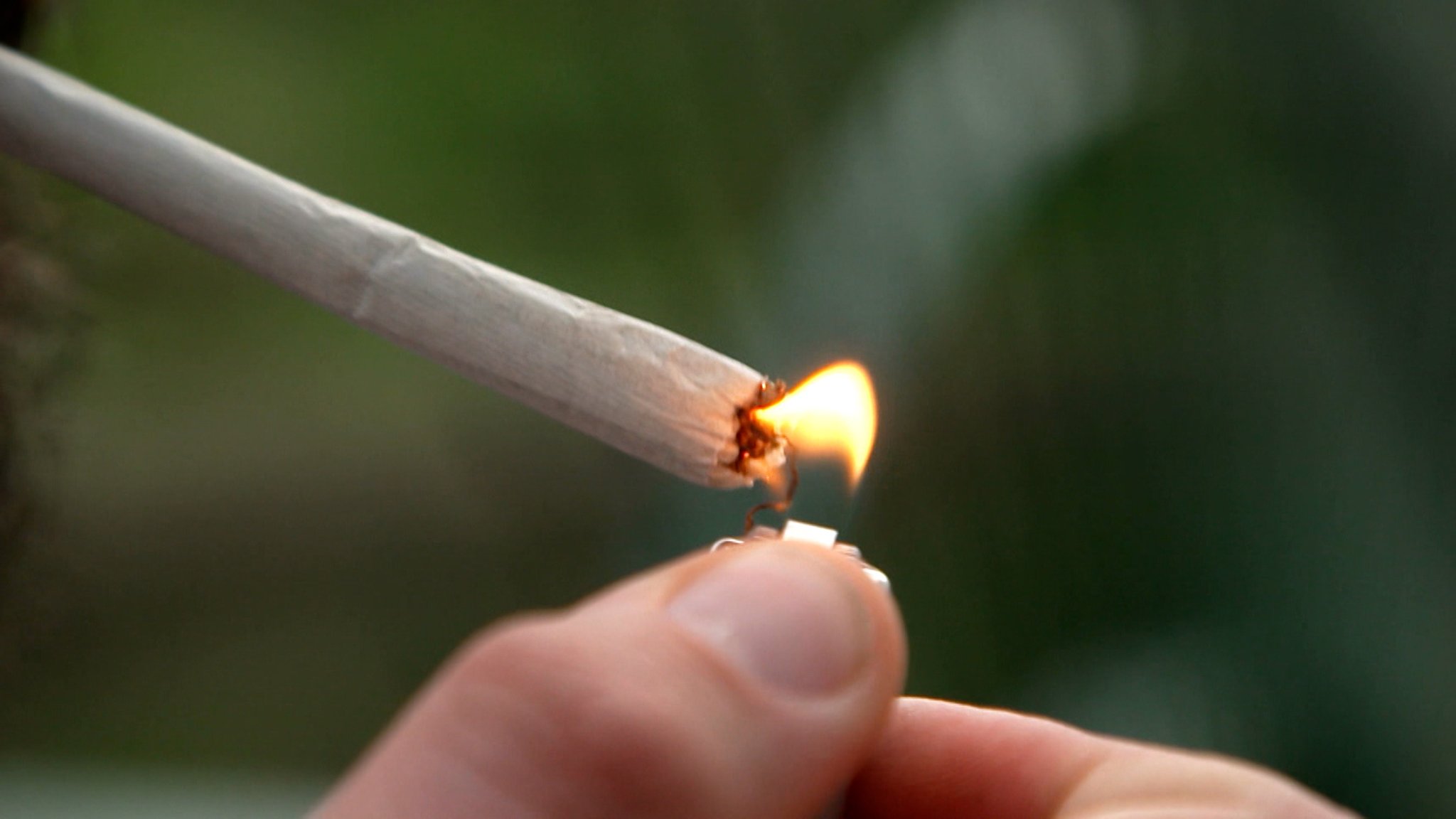 Jemand zündet einen Joint a