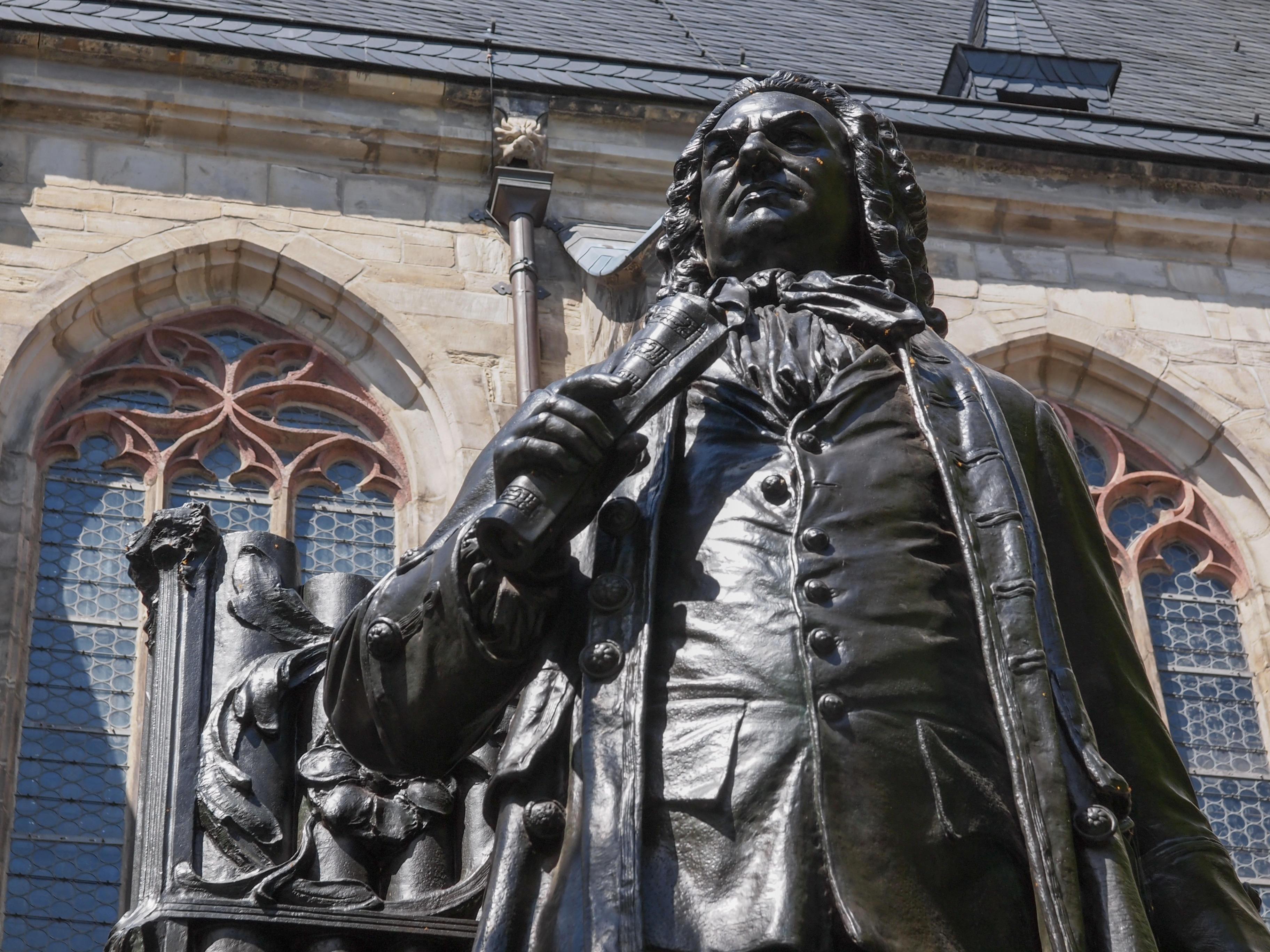 Denkmal von Johann Sebastian Bach vor der Thomaskirche in Leipzig.