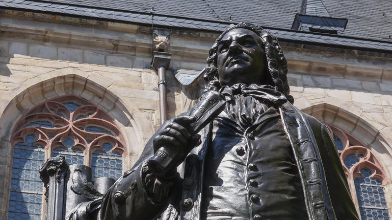 Denkmal von Johann Sebastian Bach vor der Thomaskirche in Leipzig. | Bild: Bildnachweis picture alliance / CHROMORANGE | Claudio Divizia Denkmal von Johann Sebastian Bach vor der Thomaskirche in Leipzig.