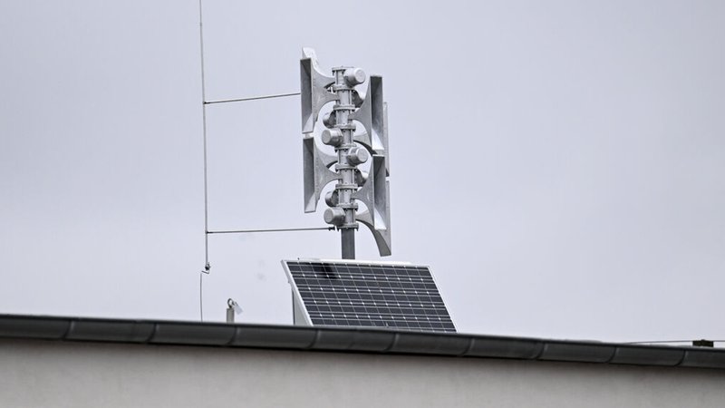Eine moderne Sirene mit PV-Modul auf einem Dach. | Bild: dpa-Bildfunk/Britta Pedersen Eine moderne Sirene mit PV-Modul auf einem Dach.
