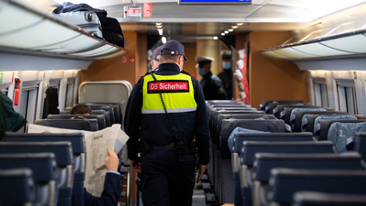Sicherheitsmitarbeiter der Deutsche Bahn kontrollieren zusammen mit Polizisten der Bundespolizei die Einhaltung der Maskenpflicht in einem ICE. 